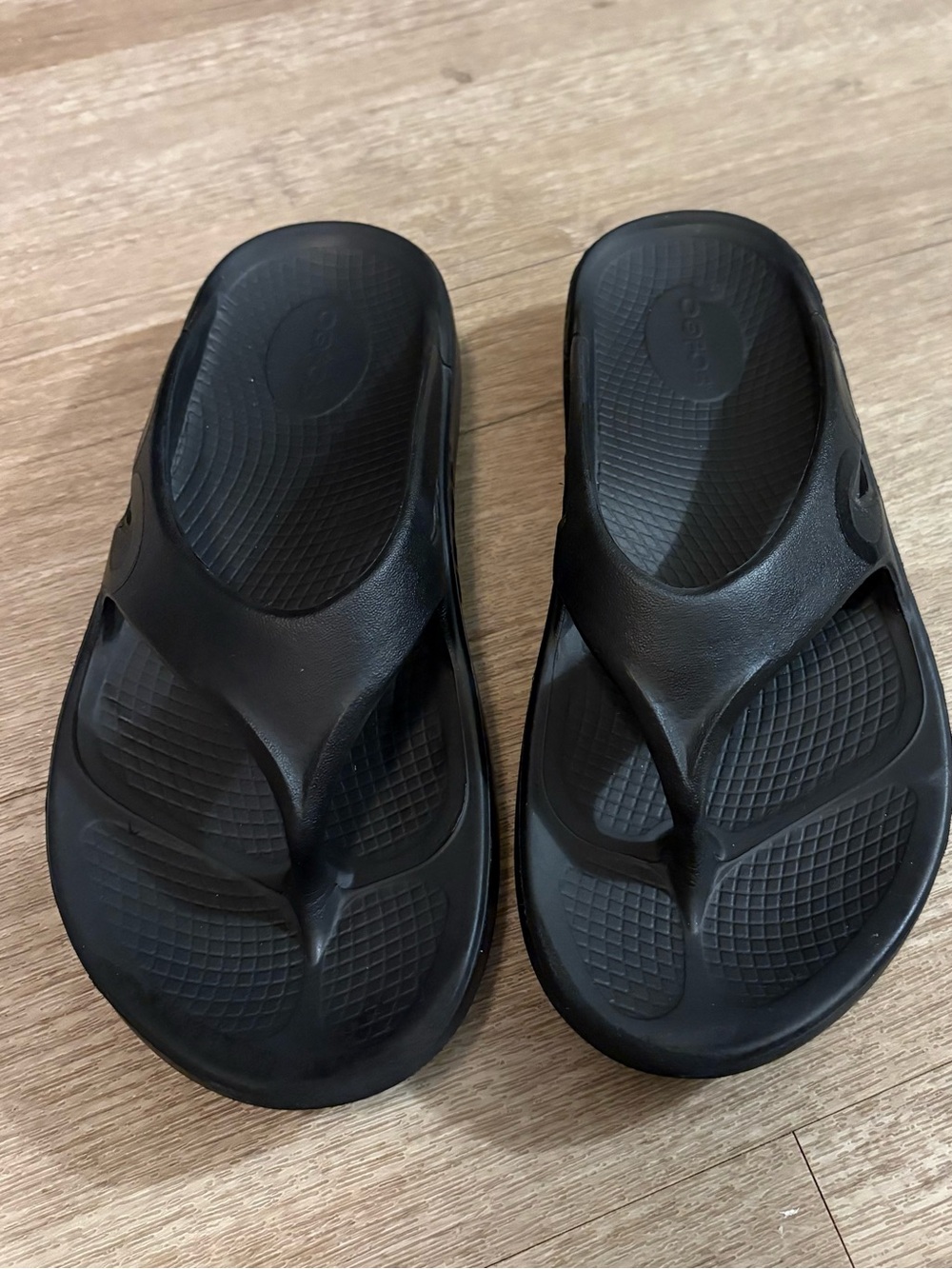 OOFOS ORIGINAL BLACK SANDALS SIZE 8
